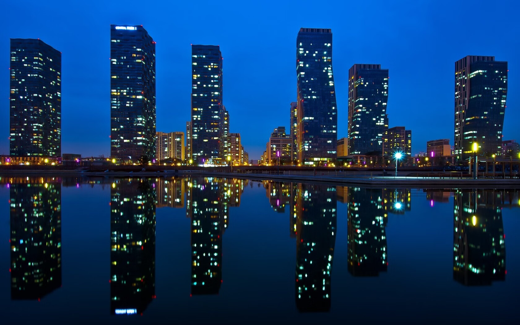 城市极速飞盘挑战赛，空中旋转的运动奇观，极限飞盘比赛场地